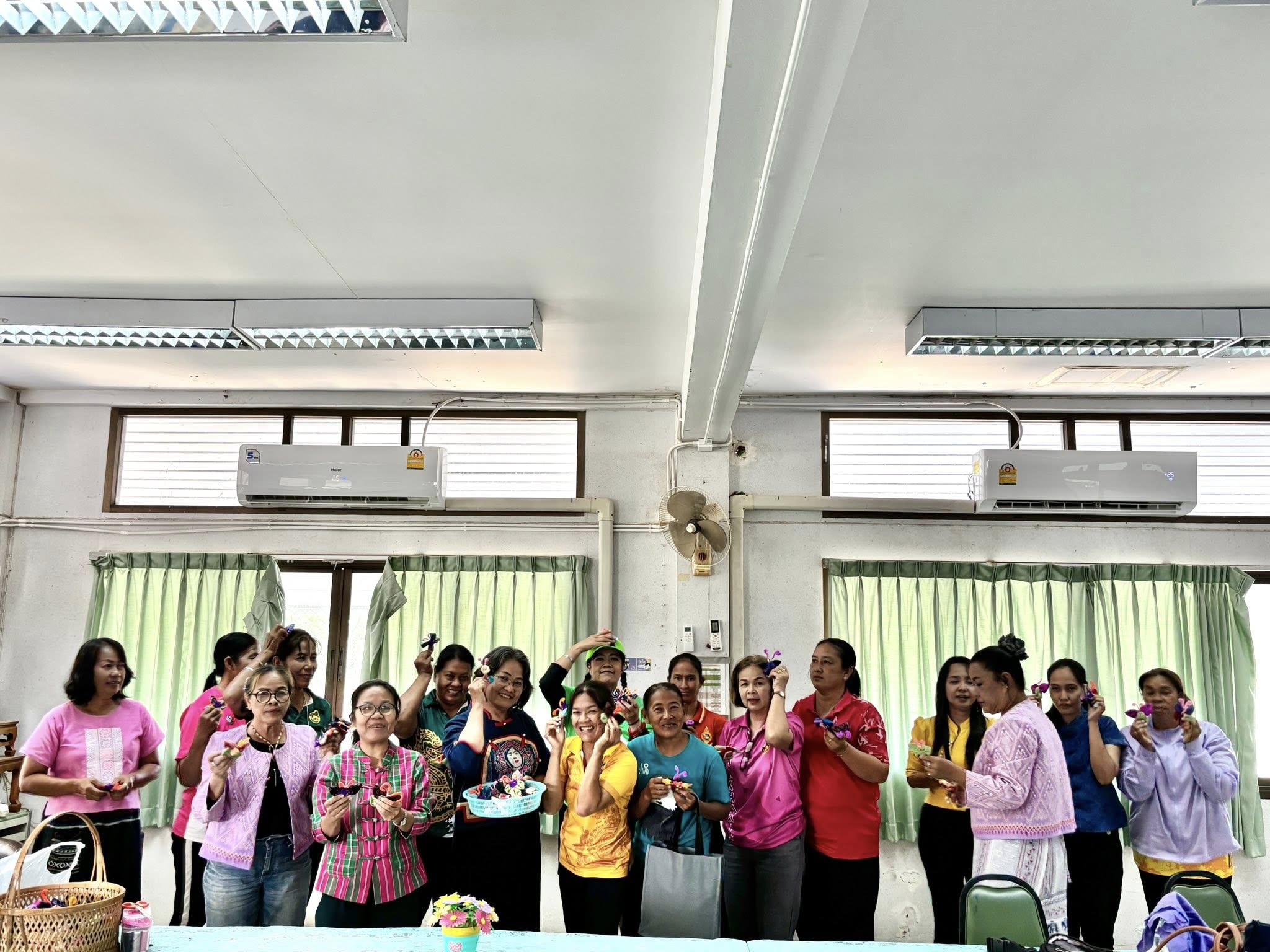 พช.โพทะเล จ.พิจิตร ร่วมกันประดิษฐ์ผีเสื้อจากเศษผ้าไทย เพื่อสนับสนุนการออกร้านงานกาชาดของสมาคมแม่บ้านมหาดไทย ประจำปี 2568 